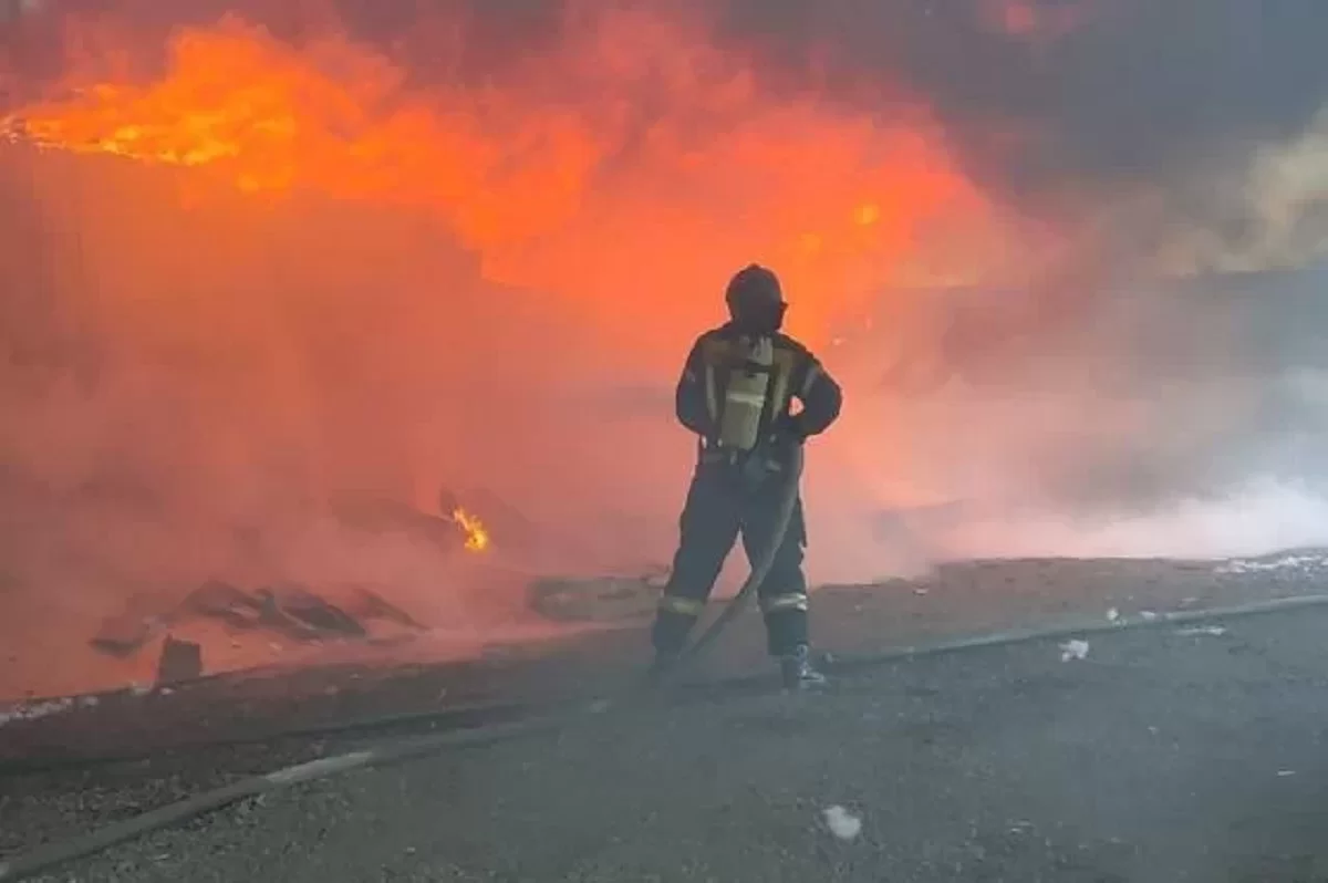 Во Всеволожске пожарные ликвидировали открытое горение на заводе полимерных материалов