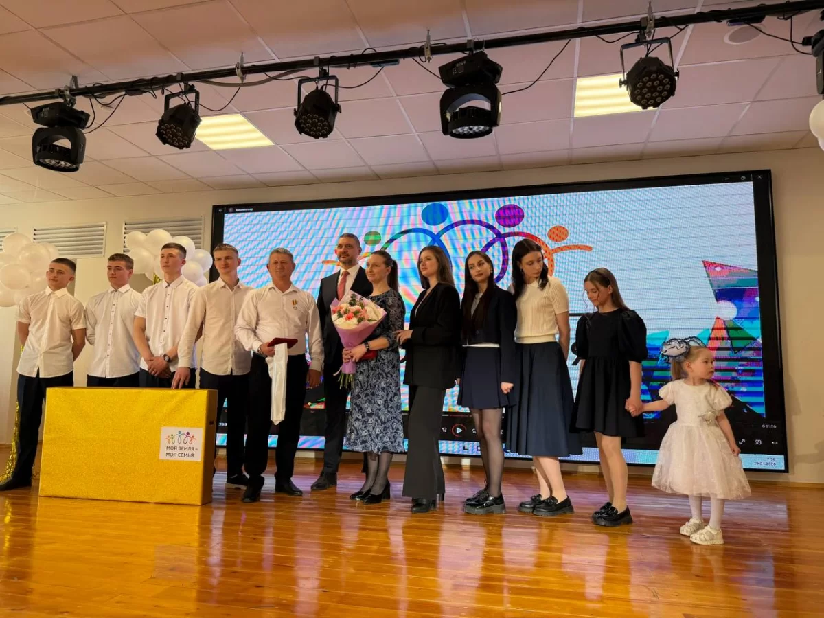 «Растить детей — труд, требующий мудрости и терпения»: Губернатор Александр Осипов наградил многодетные семьи из Забайкалья медалями «За родительскую доблесть»