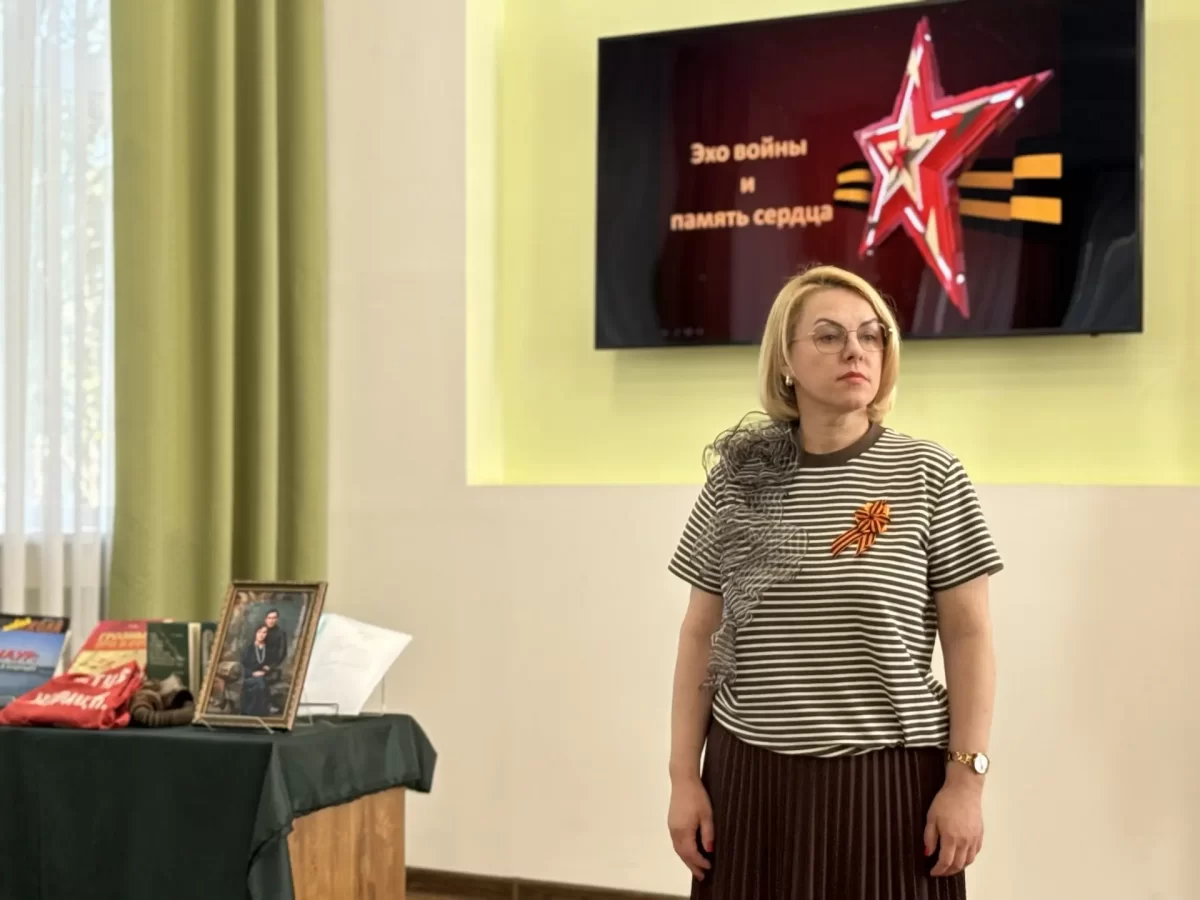 Глава Рассказова Вера Соколова почтила память погибшего при обороне Алпатово земляка Александра Казакова, останки которого обнаружили в Чечне