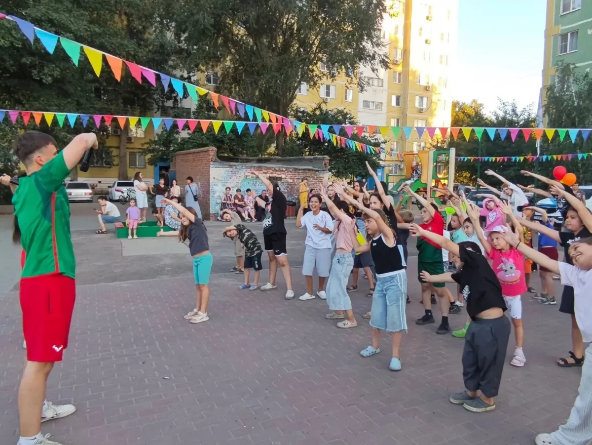 По инициативе спикера Гордумы Игоря Седова на улице Дальняя в Астрахани состоялась Всероссийская соседская зарядка