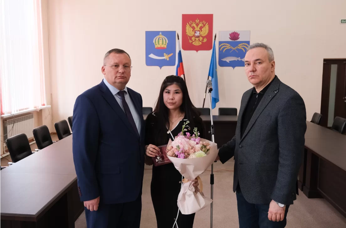 Председатель Думы Астраханской области Игорь Мартынов передал государственные награды семьям военнослужащих из Камызякского района, погибших в ходе СВО