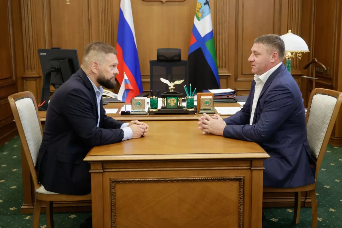 Врио губернатора Белгородской области Александр Шуваев встретился с Героем России и Почётным гражданином региона Евгением Поддубным