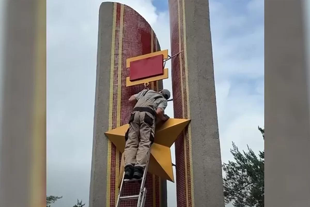 Стирая советское прошлое: в Киеве со стелы «Город-герой» сняли красную звезду