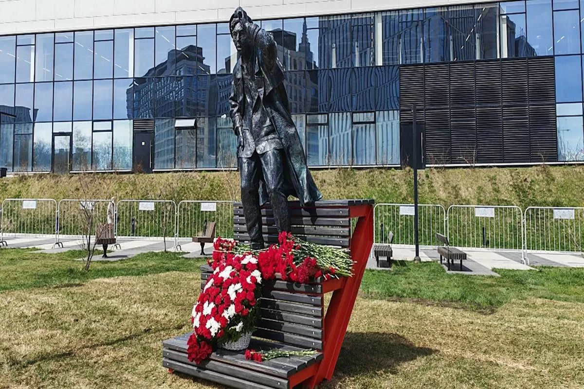 Монумент легендарному артисту Юрию Никулину появился у стадиона «Динамо» в Москве