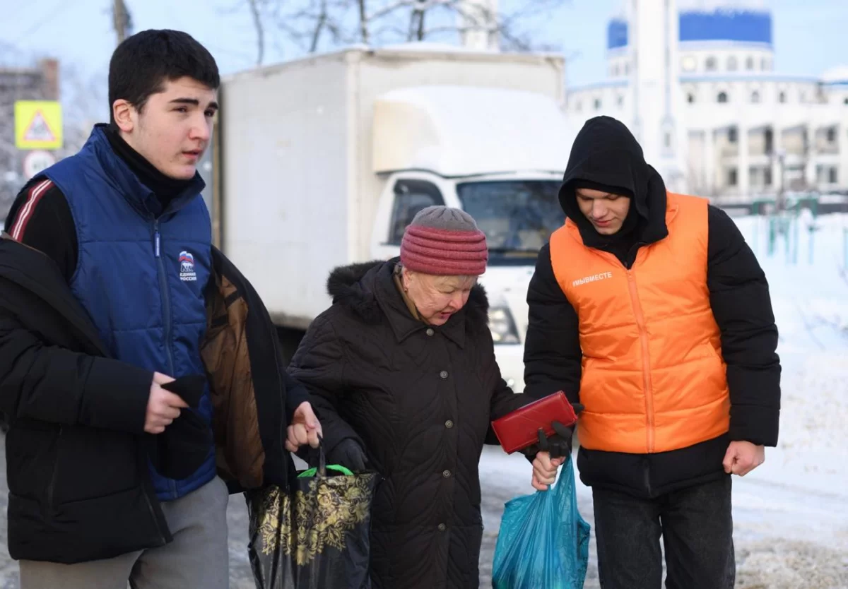 Мэр Геннадий Митрофанов: Волонтёры «Единой России» помогли жителям Майкопа посетить воскресную ярмарку в сложных погодных условиях