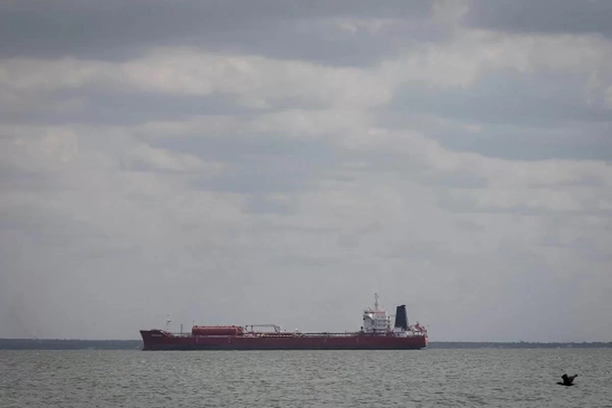 Турецкий танкер с 140 тысячами тонн нефти подорвали у Босфора: что известно об атаке и при чём тут Иран