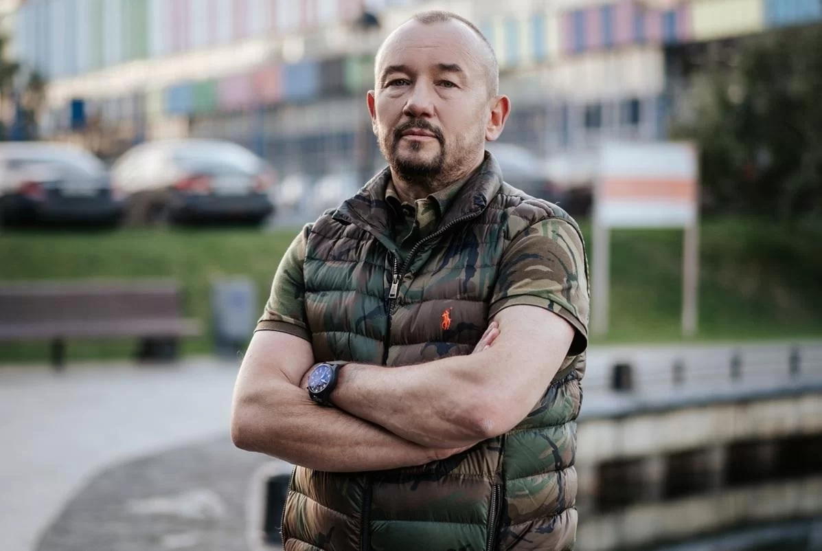 Десантник, мат в эфире и уход спустя 9 лет: Почему исчез скандальный ведущий Первого канала?