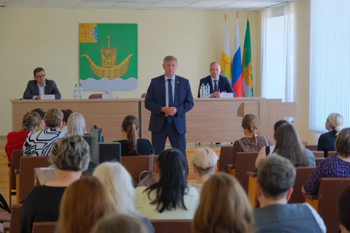 «Инфраструктура играет решающую роль»: Спикер Заксобрания Роман Береснев открыл новое молодежное пространство в рамках проекта «Отличные места» в посёлке Юрья