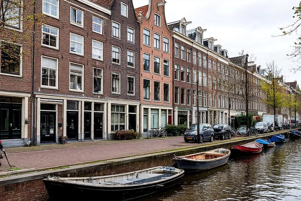 Нидерландский суд выдворяет сквоттеров из здания РФ: у России есть право на дипломатию, несмотря на санкции