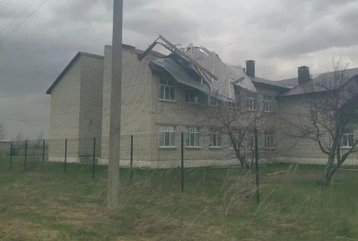Штормовой ветер сорвал кровлю со школы в Новомалыклинском районе