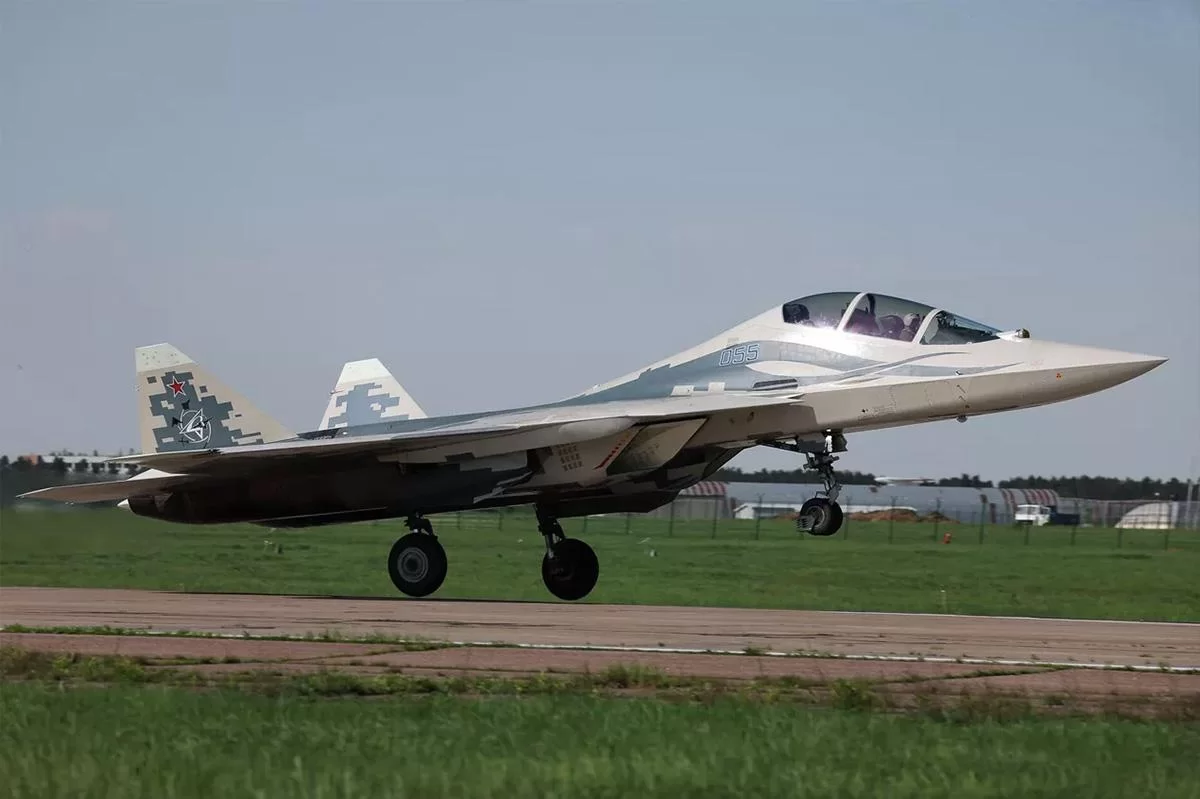 Летный дебют двухместного Су-57: новый «стелс» для управления беспилотниками готов к испытаниям