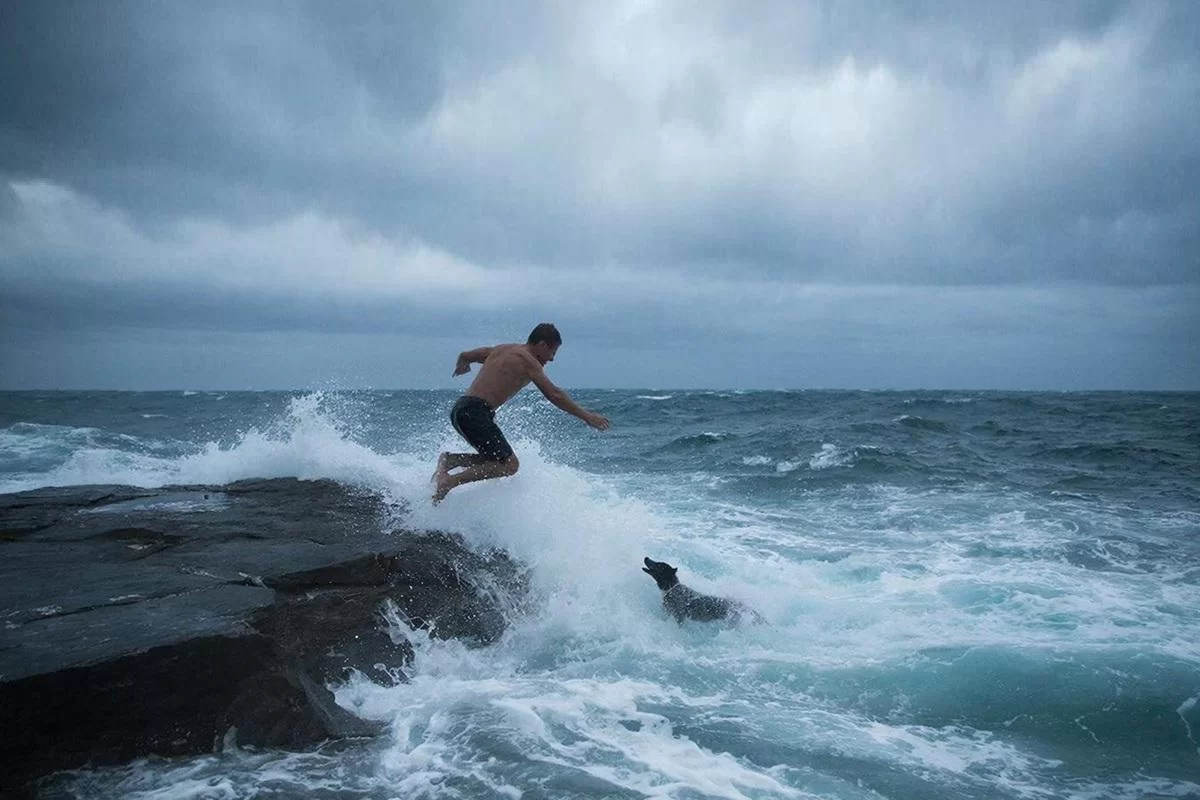 Турист с Камчатки бросился в бушующую реку на Бали ради спасения чужой собаки