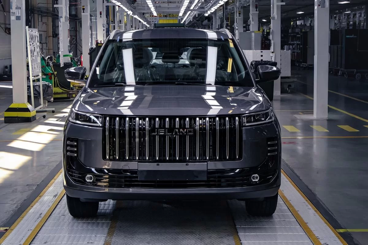 Простаивал 11 лет, возродился за 37 миллиардов: в Шушарах собрали первый тестовый кроссовер Jeland J6