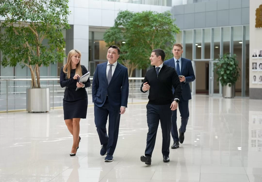 Мониторинг дворов, «Умный ФОК», ИИ-технологии в управлении: Андрей Воробьёв представил делегации ЯНАО цифровые управленческие практики Подмосковья