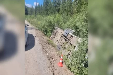 В Красноярском крае перевернулся туристический автобус