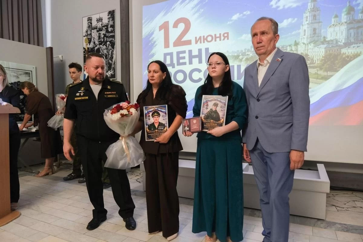 Спикер Городской Думы Игорь Седов и военный комиссар Эльдар Аскеров наградили астраханских героев СВО