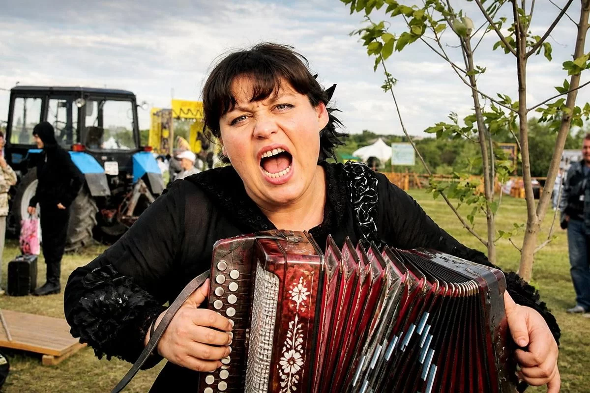 «Я тебя задушу!»: Заволокина из «Играй, гармонь» нахамила в пекарне и получила отпор от всей страны