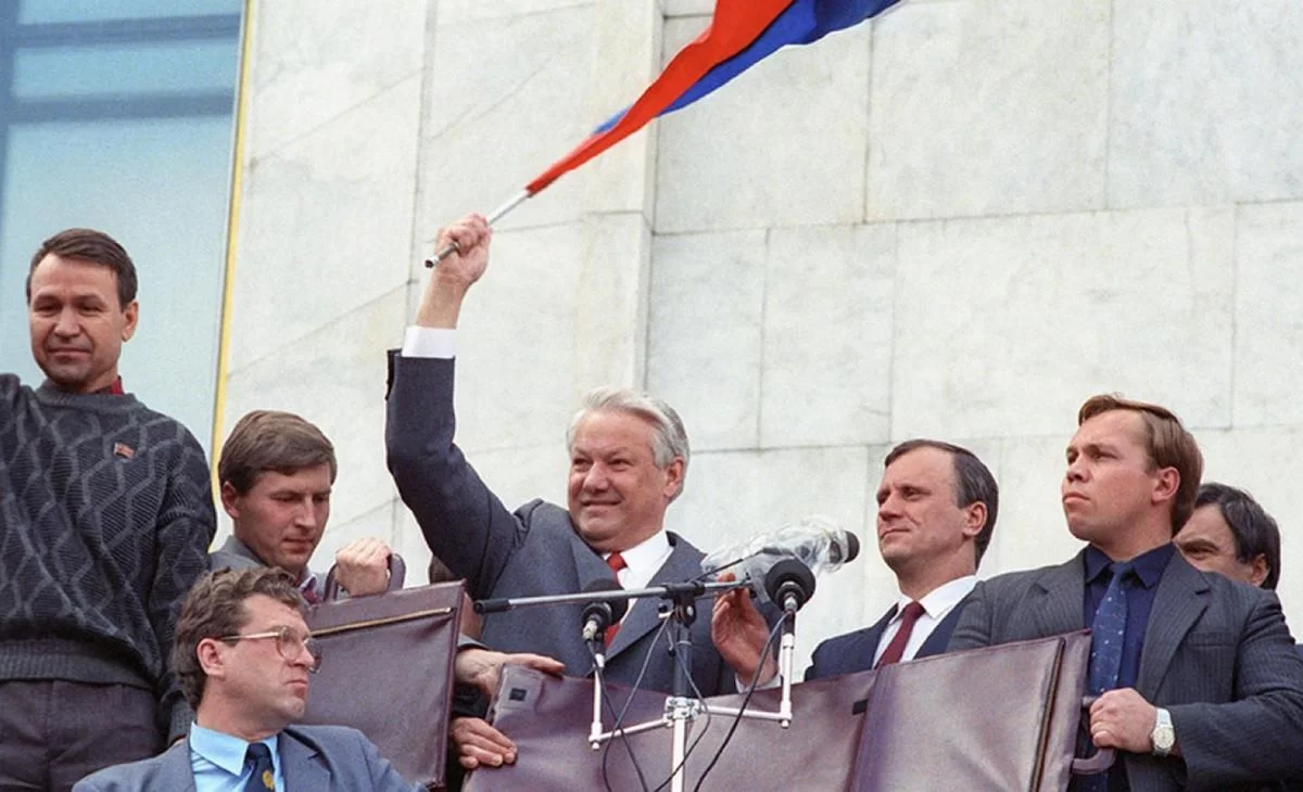 Расстрел Белого Дома, пьяные танцы, скандалы. Как Ельцин удержался у власти 8 лет?