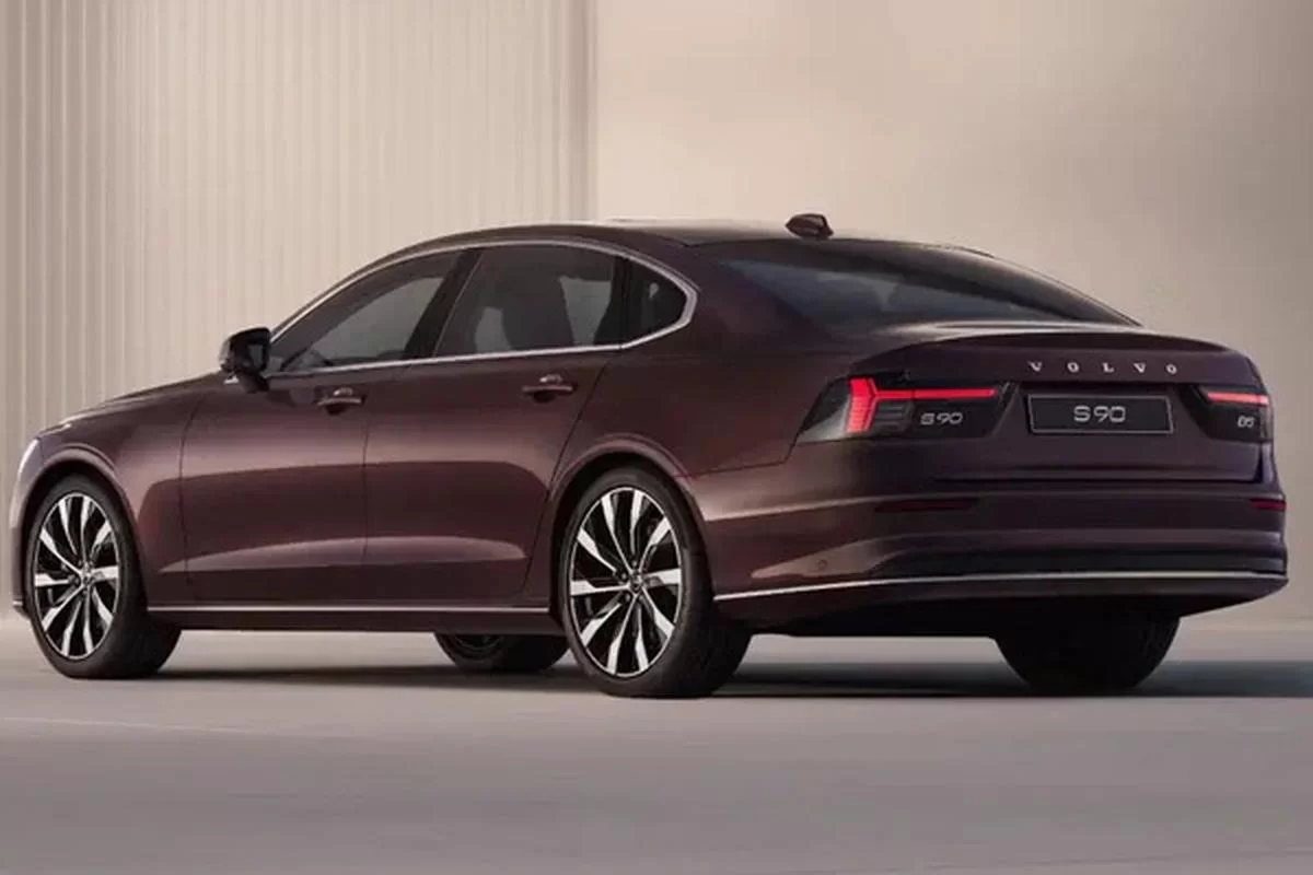 Цена рухнула вдвое, продажи — до 400 штук в месяц: почему флагманский Volvo S90 провалился в Китае