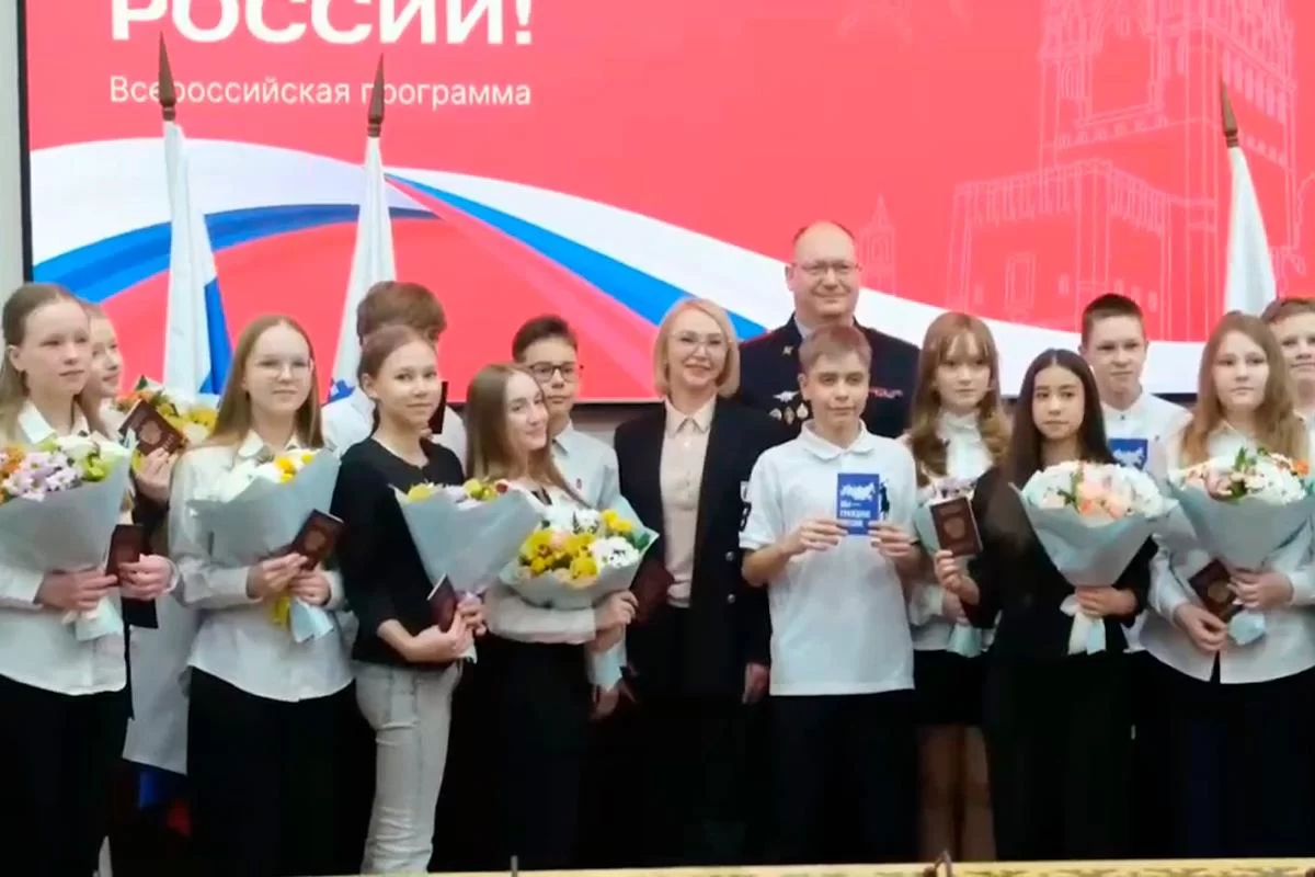 Губернатор НАО Ирина Гехт вручила первые паспорта юным жителям округа в День воссоединения Крыма с Россией