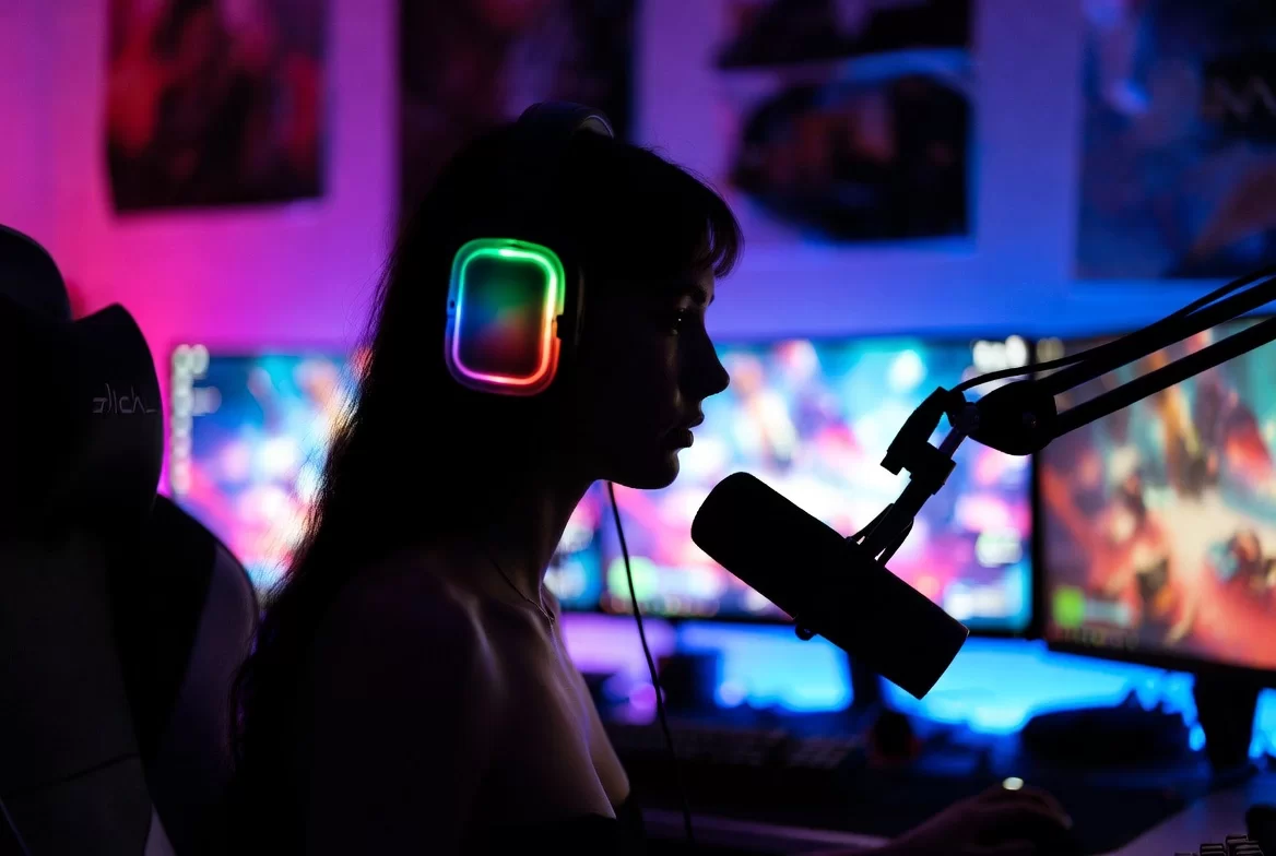 Китайская стримерша умерла прямо во время прямого эфира после инсульта