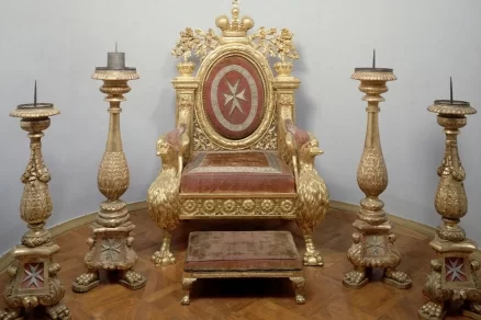 Суд взыскал с посетителя Эрмитажа 825 тысяч рублей за порчу трона Павла I