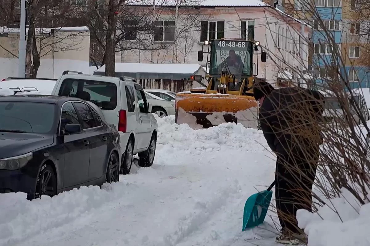Мэр Сергей Надсадин проверил качество расчистки дворов от снега в Южно-Сахалинске
