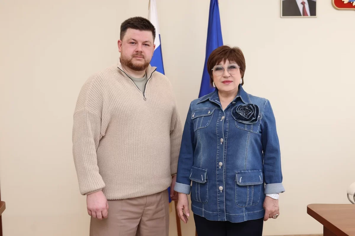 Спикер Заксобрания Ольга Хохлова обсудила с участником кадровой программы «Герои-33» Виталием Рунушкиным перспективы дальнейшего сотрудничества