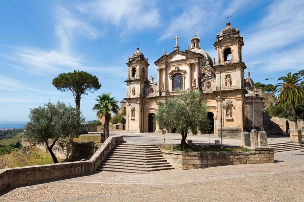 «Посмотрели как на идиота»: Гоблин задал итальянцам вопрос о статуях Девы Марии