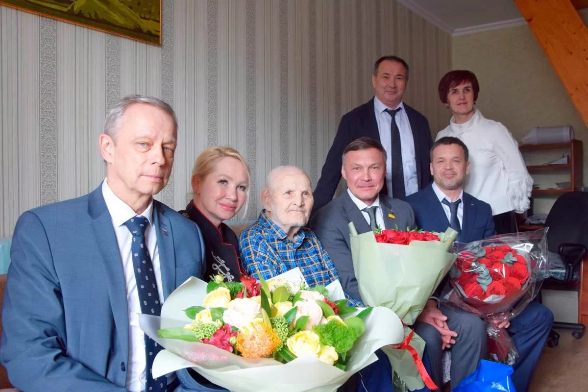 «Его жизнь вместила подвиг войны и труд мирного времени»: Глава Чебоксар Станислав Трофимов поздравил со 100-летием ветерана ВОВ Идриса Мингазова