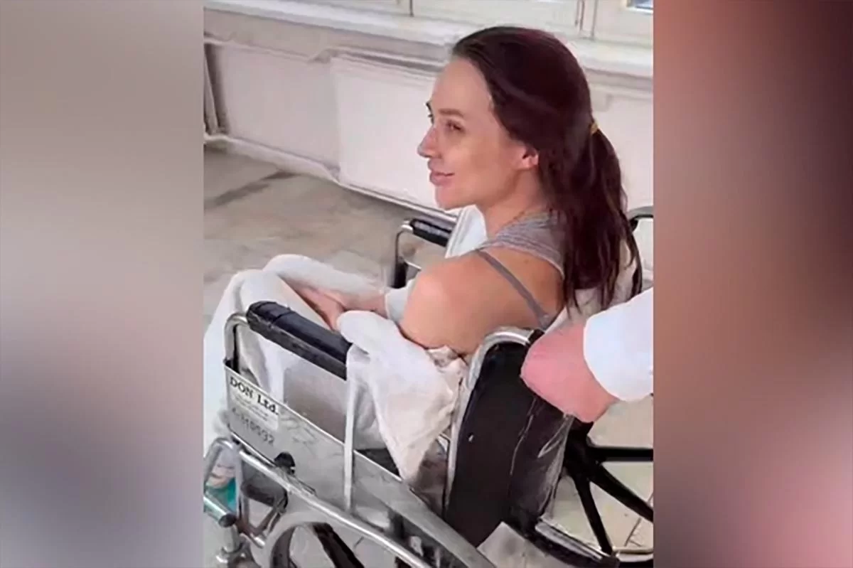 «Не в силах идти»: жених Лерчек впервые показал блогершу в инвалидном кресле перед химией