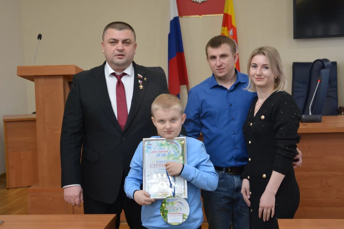 Спикер Воронежской гордумы Андрей Дьяченко торжественно вручил юным жителям областного центра подарки в рамках акции «Елка желаний»