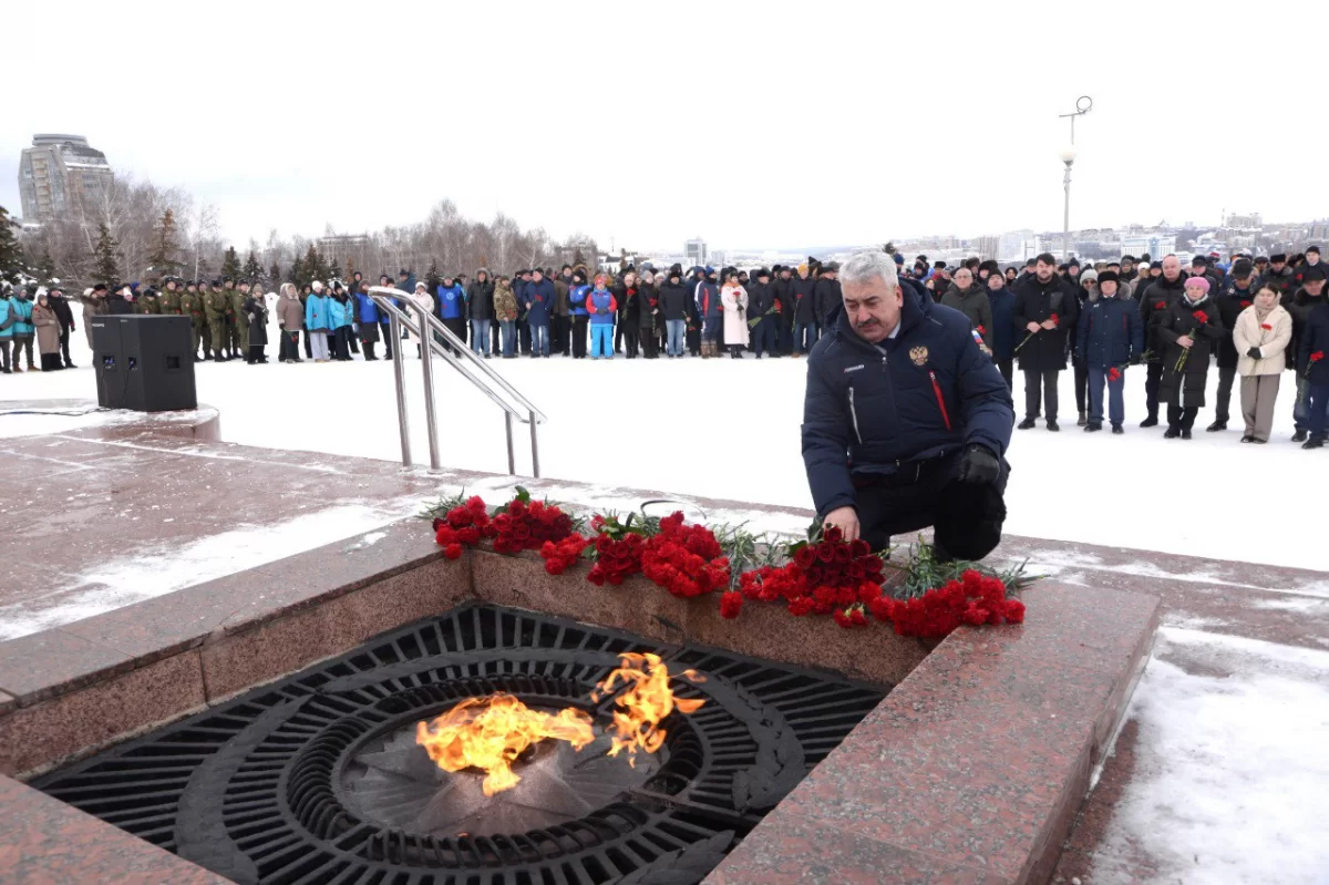 Спикер Госсовета Чувашии Леонид Черкесов в День защитника Отечества почтил память героев России разных поколений и участников специальной военной операции