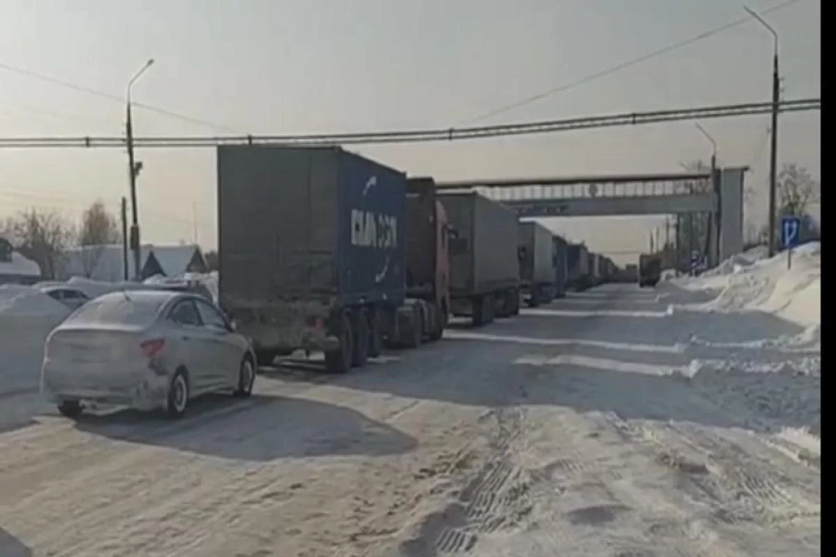 На трассе М-7 во Владимирской области застрявшие в пробке водители просят очистить дорогу