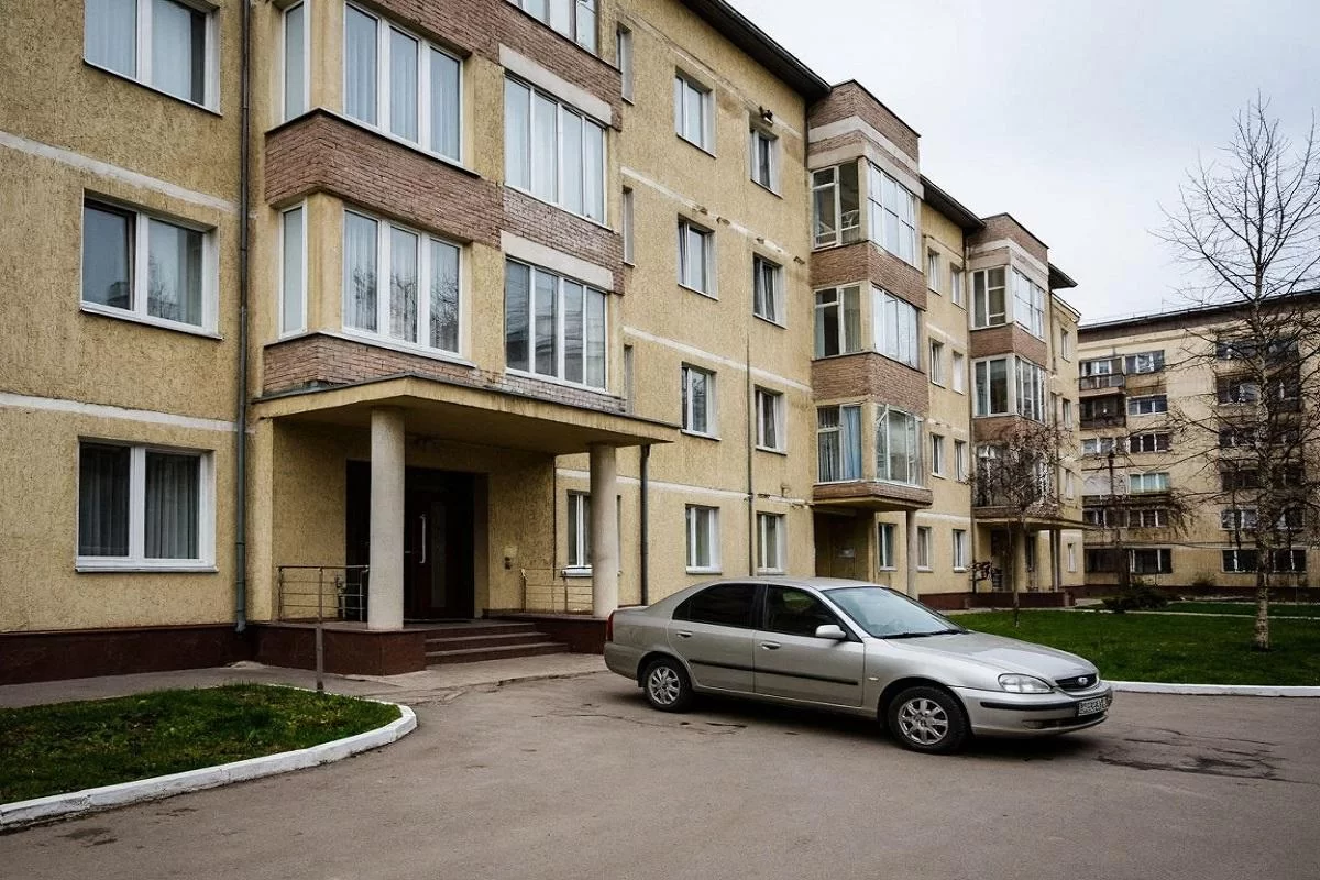 Эксперт объяснил, как законно наказать соседа за парковку на тротуаре