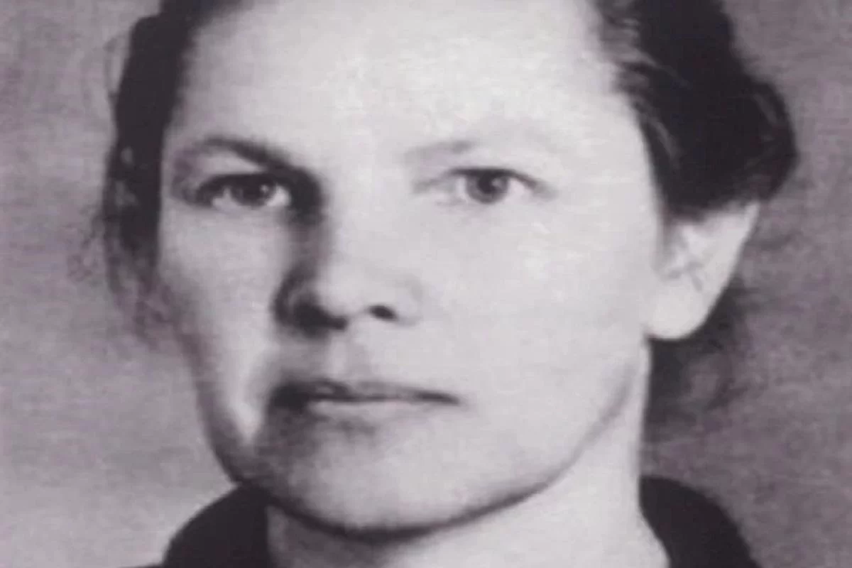 Председатель Тюменской гордумы Светлана Иванова почтила память героя-медика Анны Бачериковой