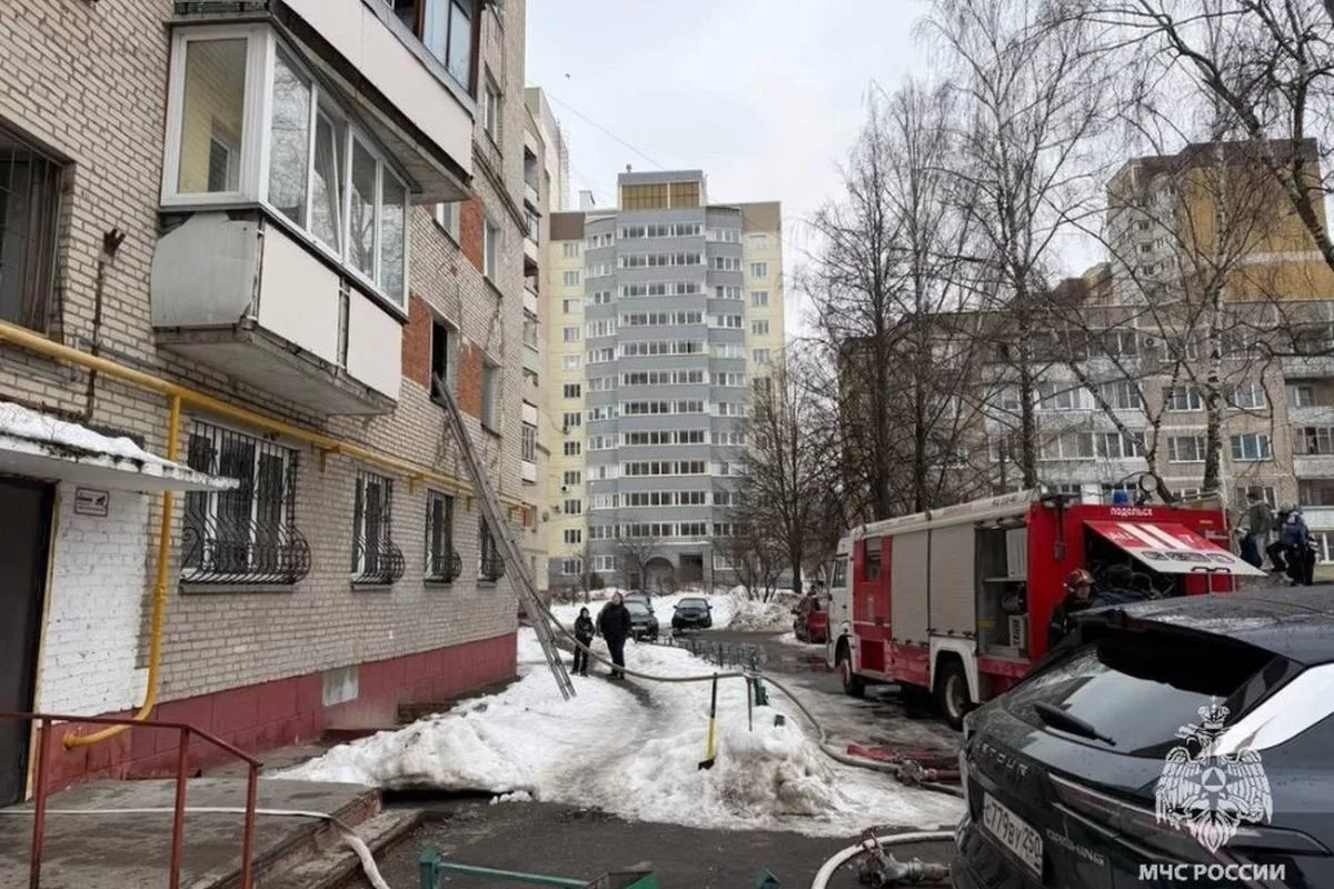 В Подольске пожарные вывели из горящего дома 10 человек