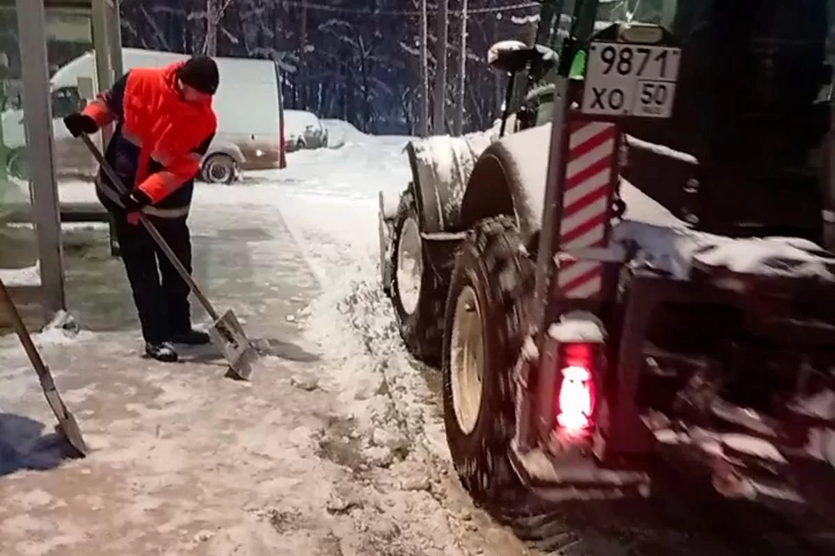 Коммунальные службы Котельников перешли на усиленный режим работы из-за продолжающего снегопада