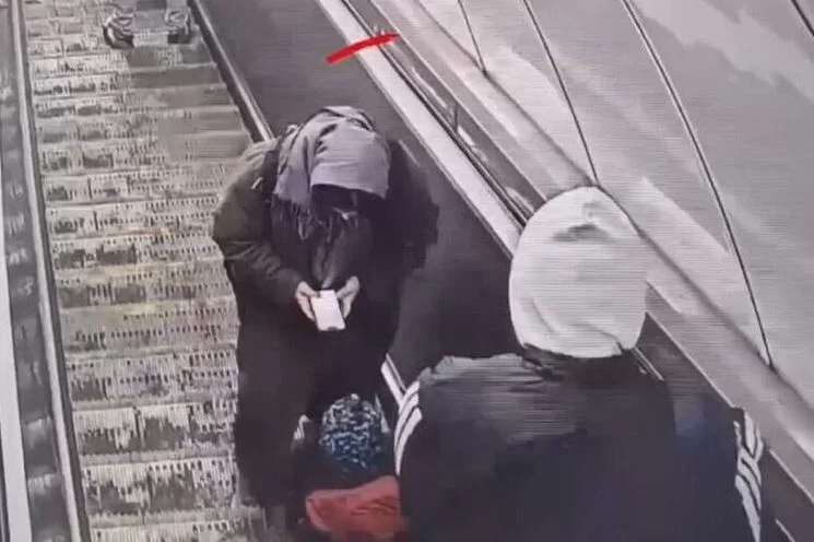 Мать смотрела в телефон, пока сыну сдирало кожу пальцев эскалатором: СК начал проверку