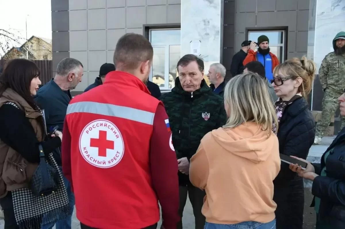 «Все получат помощь, выплаты уже начались»: спикер парламента Заур Аскендеров вновь посетил пострадавший от наводнения посёлок Мамедкала