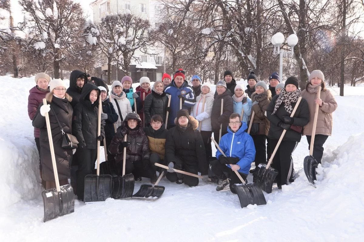 Председатель Госсовета Чувашии Леонид Черкесов вместе с коллегами расчистил от снега аллеи сквера Чапаева в Чебоксарах