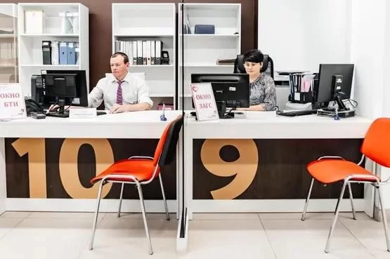 Никакого лимузина и белого платья: зачем подмосковные пары бегут из ЗАГСов в МФЦ