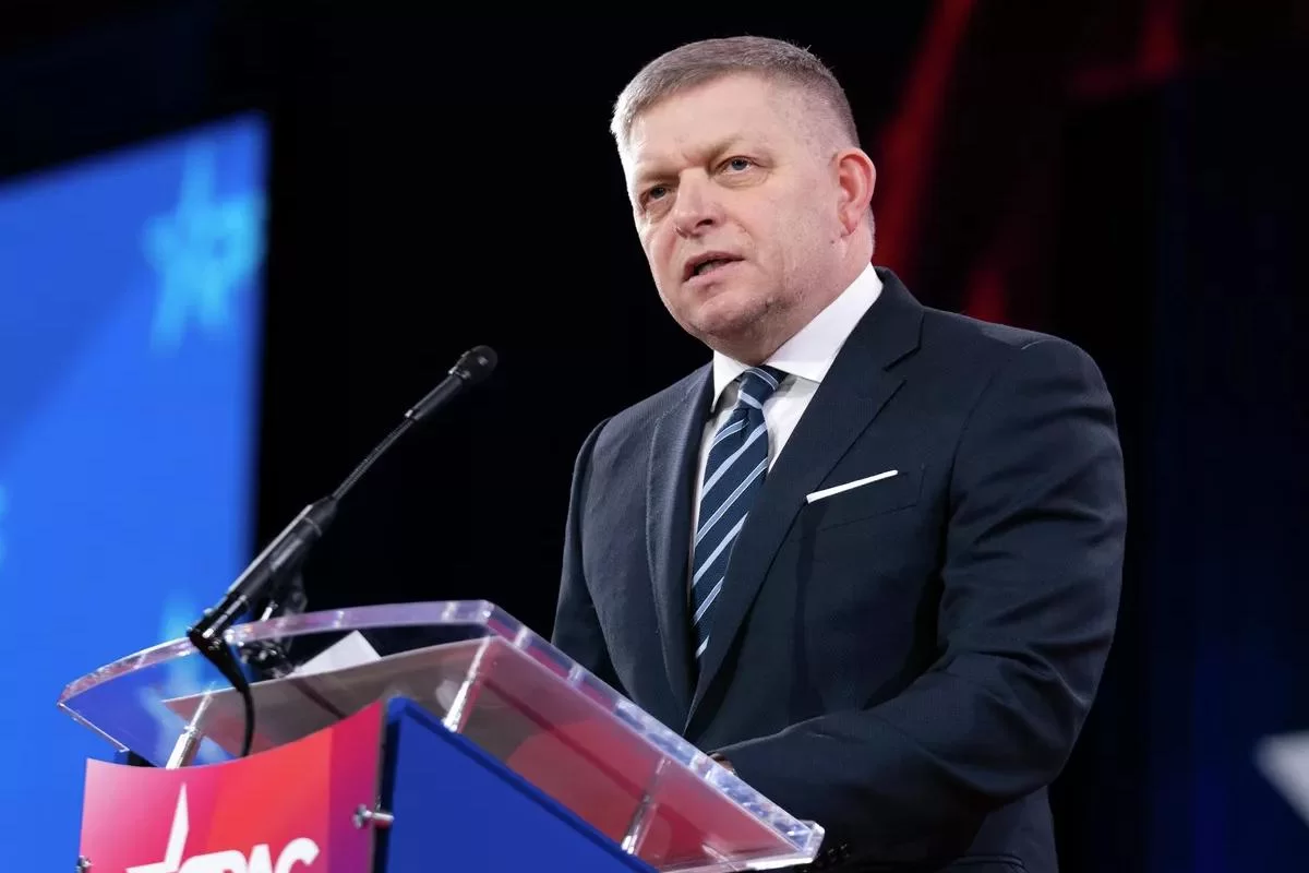 Премьер на заводе: Фицо сменил галстук на спецовку ради ночной смены 1 мая