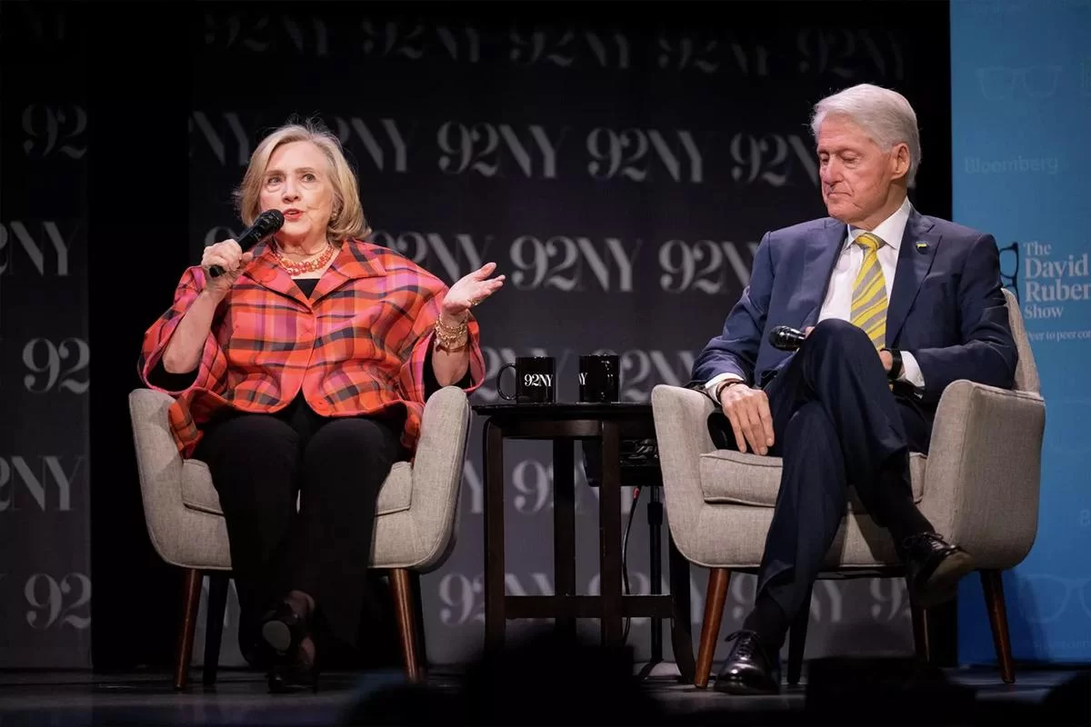 Хиллари Клинтон под присягой объявила охоту на Трампа и потребовала допросить президента