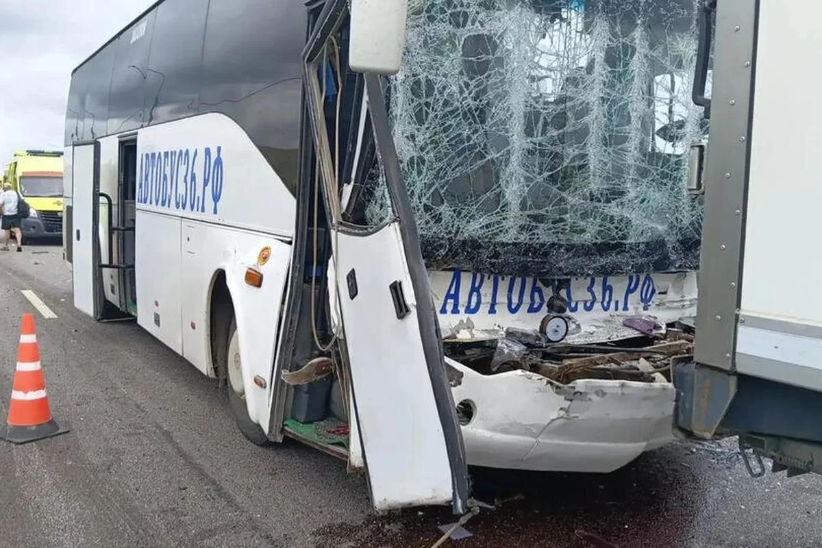 Автобус Волгоград — Воронеж врезался в грузовик на М-4 «Дон»: 12 пострадавших, четверо в реанимации