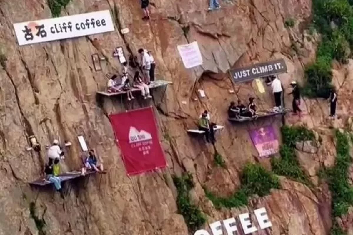 Туристы в Китае пьют кофе на 60-метровой высоте