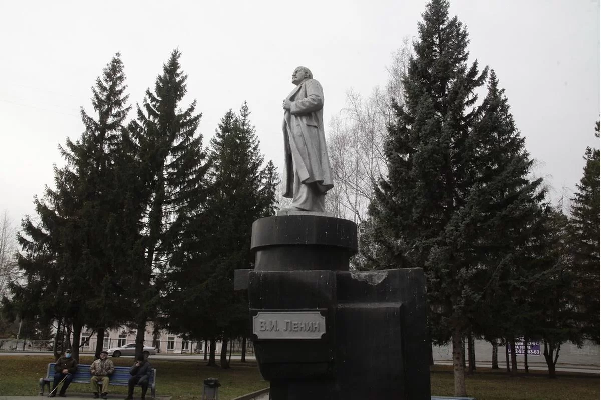 На ремонт постамента Ленину в Новосибирске выделили почти миллион рублей