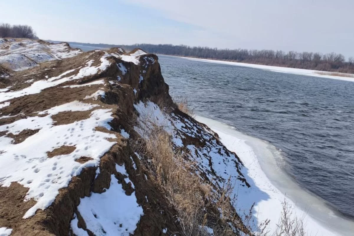 Специалисты Астраханской области проверили состояние водооградительных валов перед паводком