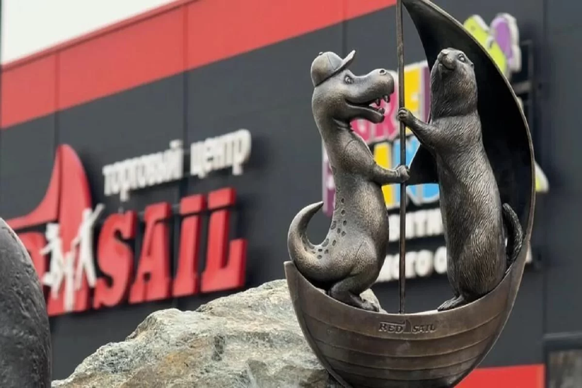 На левобережье Красноярска установили нового суслика в паре с динозавром