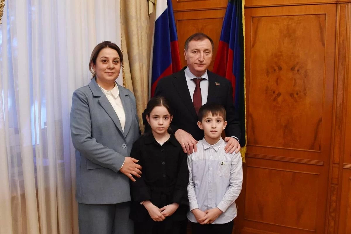 Председатель НС РД Заур Аскендеров встретился с победителями международной олимпиады по ментальной арифметике